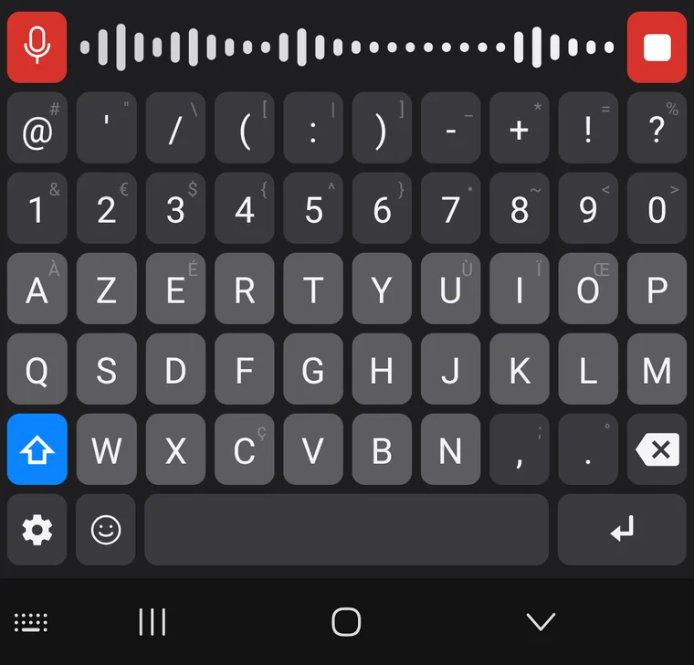 Clavier La Touche Carré sur Android pendant la dictée : témoin d'enregistrement rouge à gauche, niveau du micro au centre, bouton d'arrêt à droite.