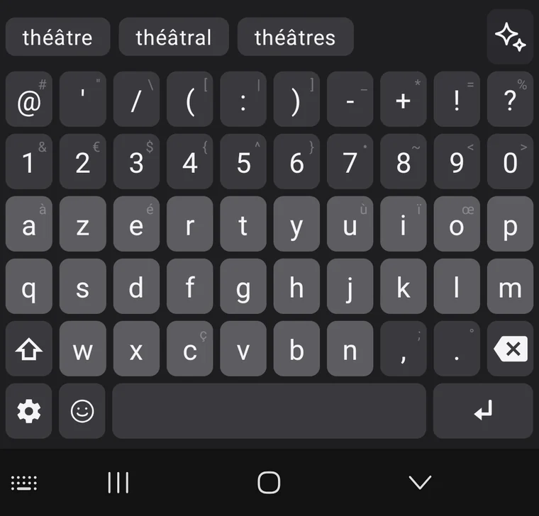 Clavier La Touche Carré sur Android pendant la frappe : les bulles « théâtre », « théâtral » et « théâtres » ont pris la place des actions, la touche de bascule restant à droite.